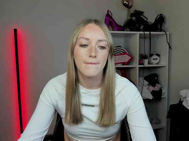 EvelynBlond26 webcam