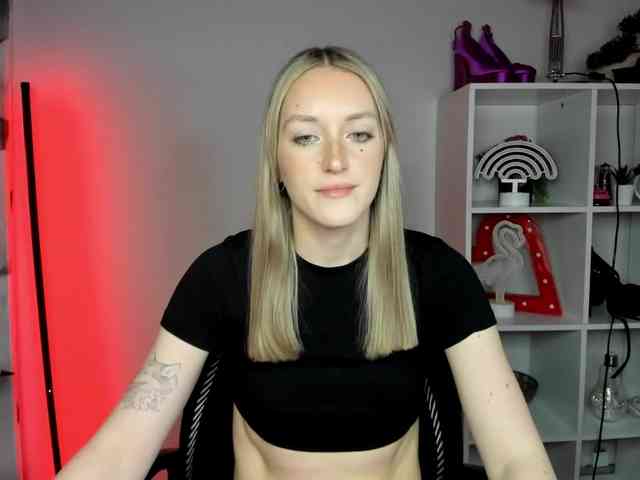 EvelynBlond26 webcam