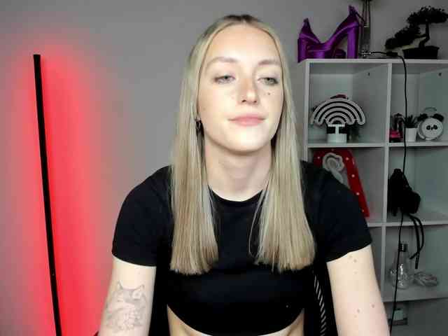 EvelynBlond26 webcam