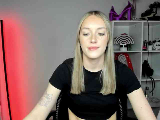 EvelynBlond26 webcam