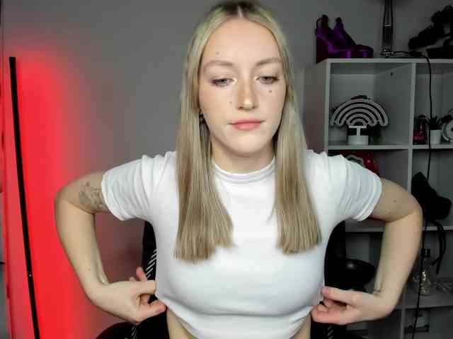 EvelynBlond26 webcam