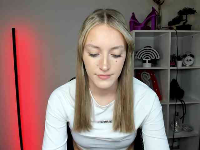 EvelynBlond26 webcam