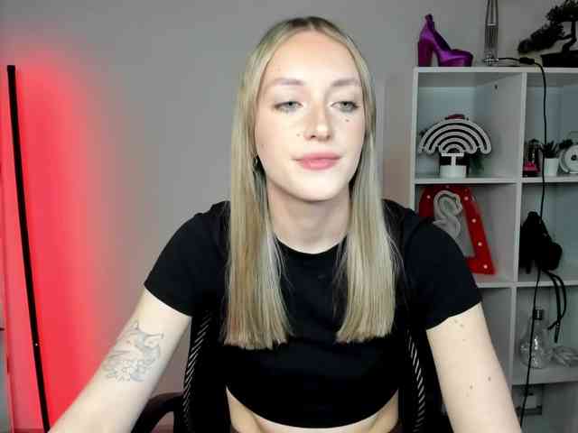 EvelynBlond26 webcam