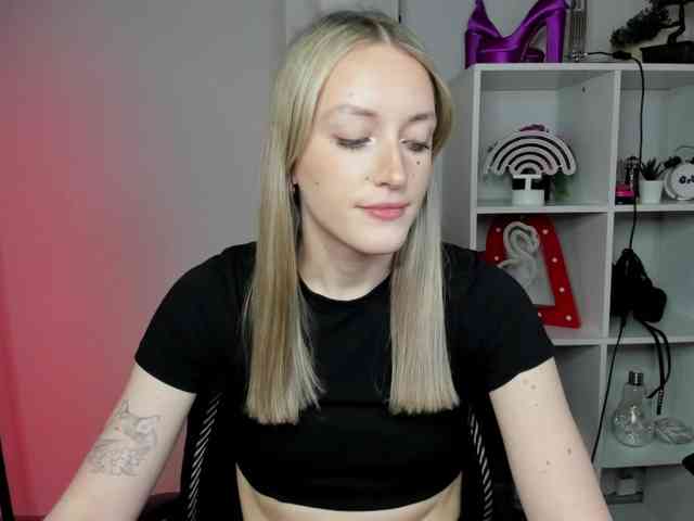 EvelynBlond26 webcam