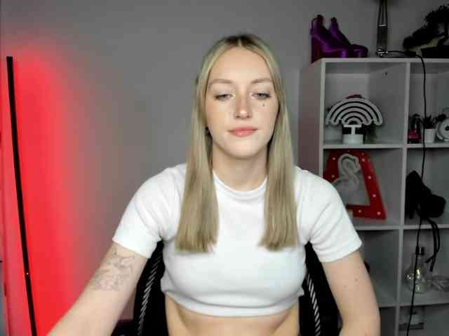 EvelynBlond26 webcam