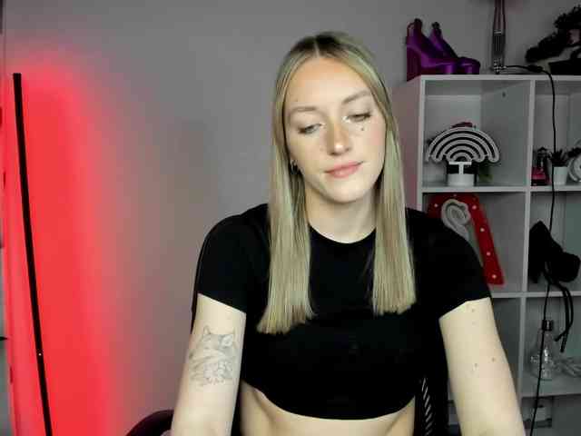 EvelynBlond26 webcam