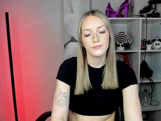 EvelynBlond26 webcam