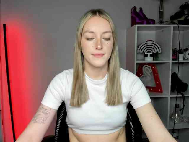 EvelynBlond26 webcam