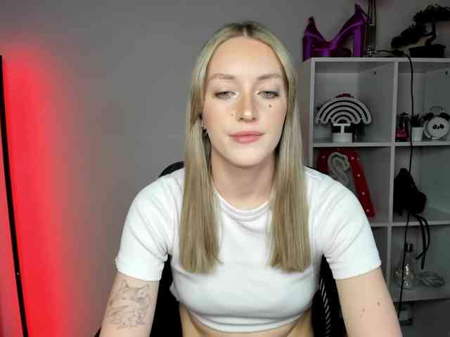 EvelynBlond26 webcam