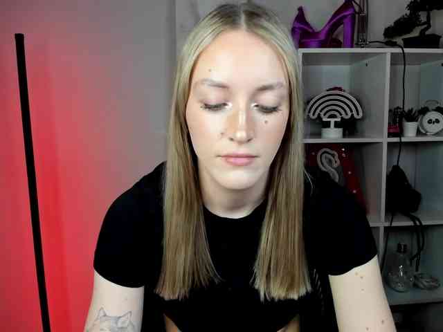 EvelynBlond26 webcam