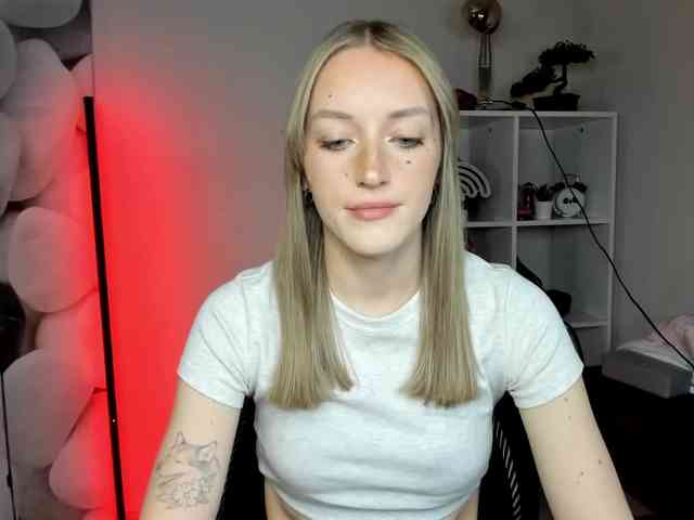 EvelynBlond26 webcam
