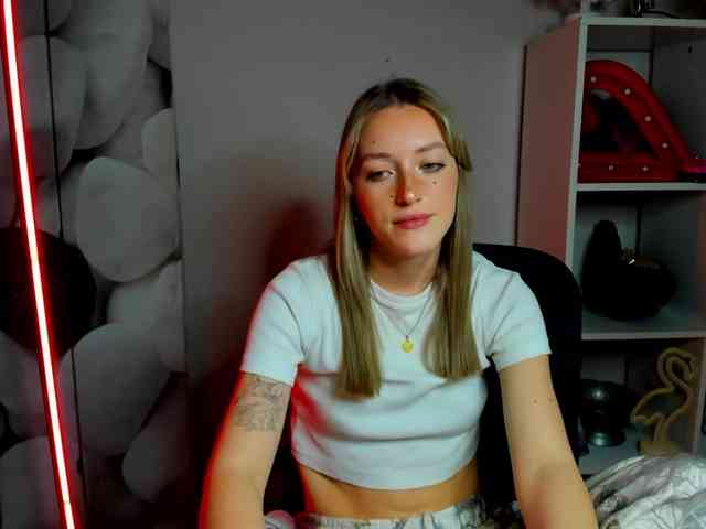 EvelynBlond26 webcam