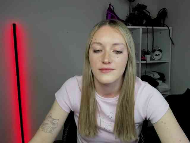 EvelynBlond26 webcam