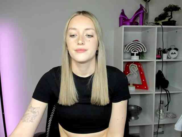 EvelynBlond26 webcam