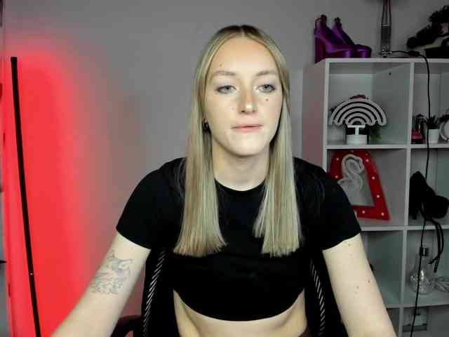EvelynBlond26 webcam