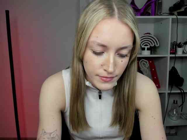 EvelynBlond26 webcam