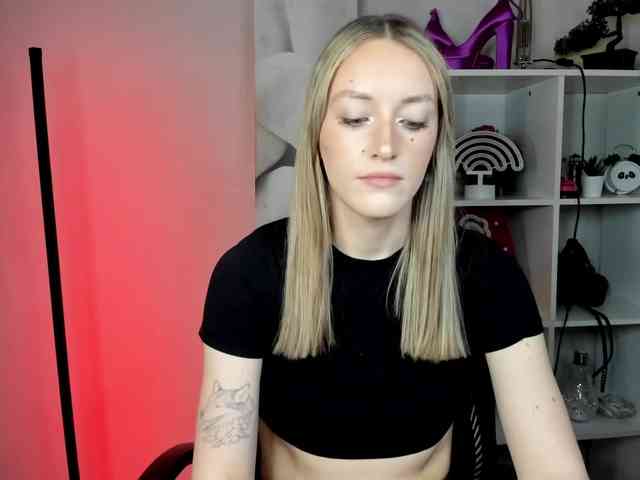 EvelynBlond26 webcam