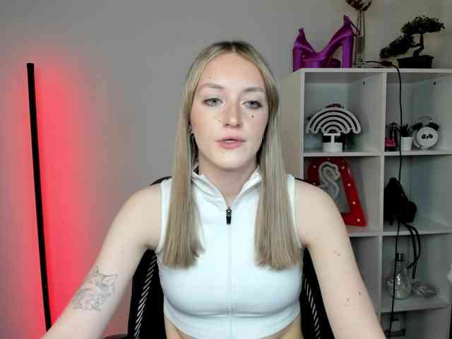 EvelynBlond26 webcam