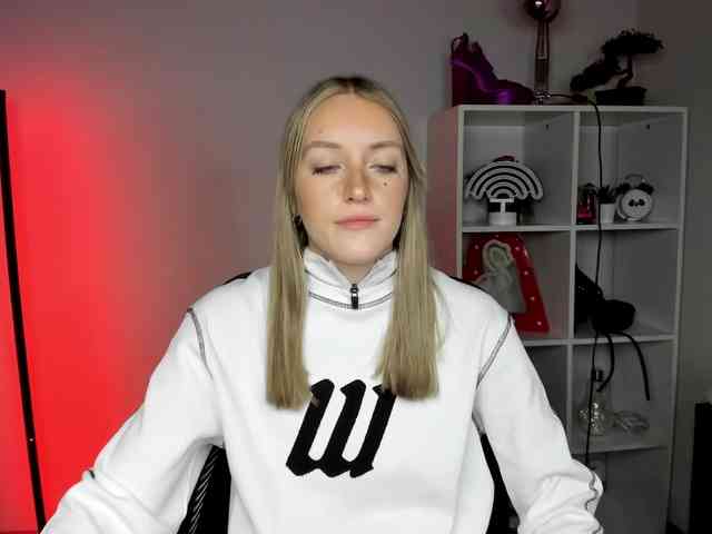 EvelynBlond26 webcam