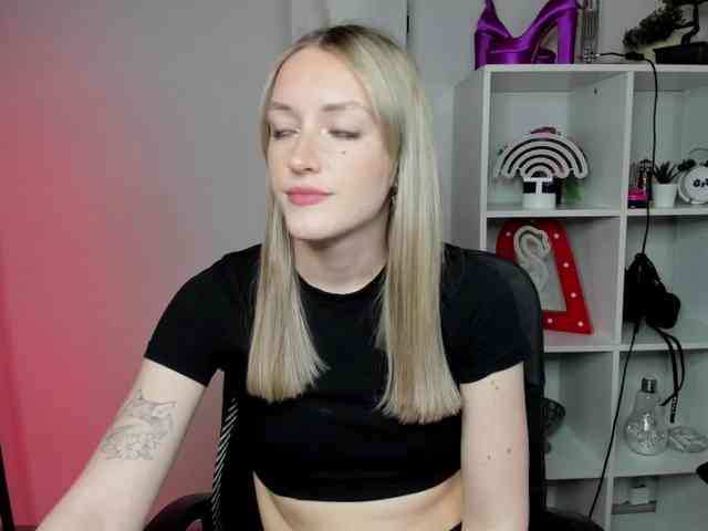 EvelynBlond26 webcam