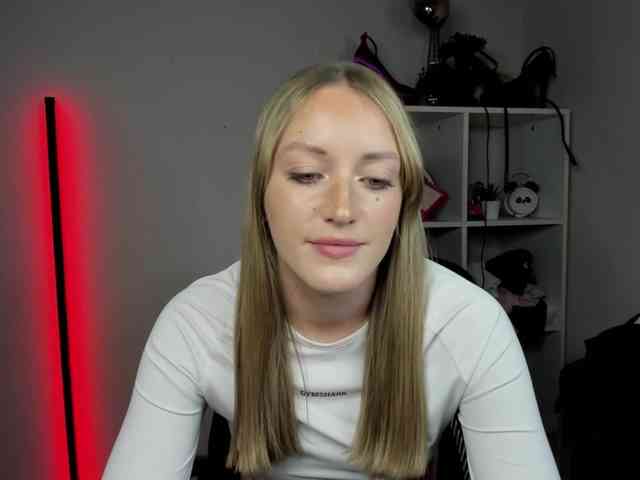 EvelynBlond26 webcam