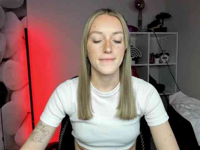 EvelynBlond26 webcam