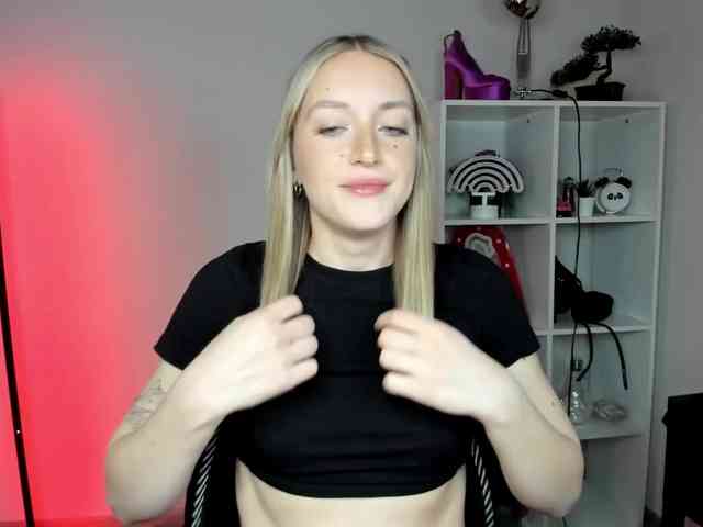 EvelynBlond26 webcam