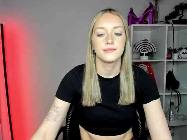 EvelynBlond26 webcam