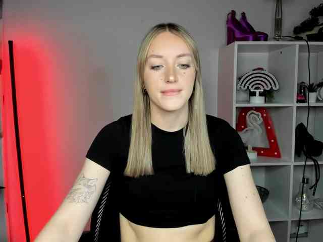 EvelynBlond26 webcam