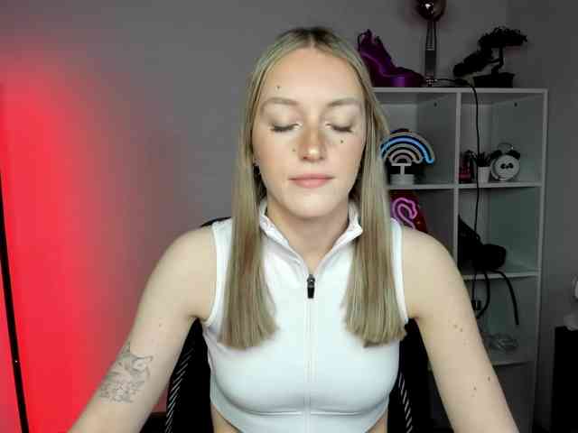 EvelynBlond26 webcam