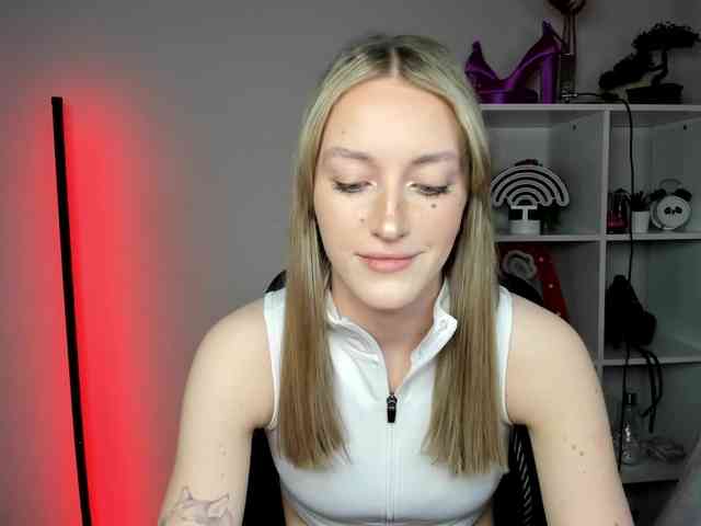 EvelynBlond26 webcam