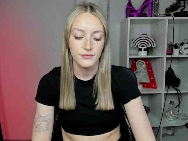 EvelynBlond26 webcam