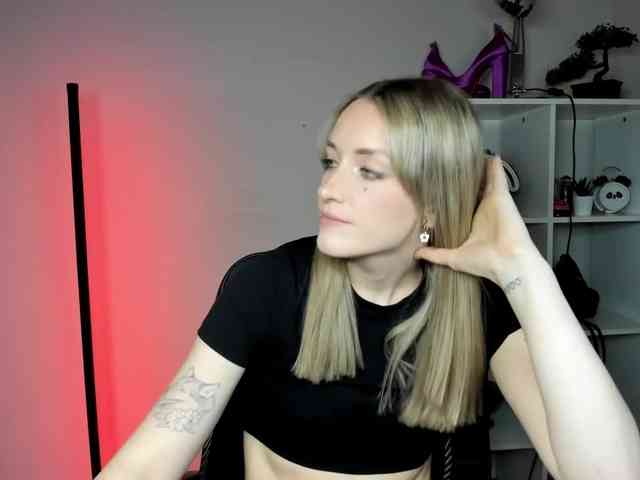 EvelynBlond26 webcam