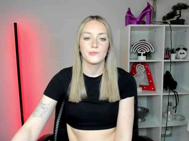 EvelynBlond26 webcam