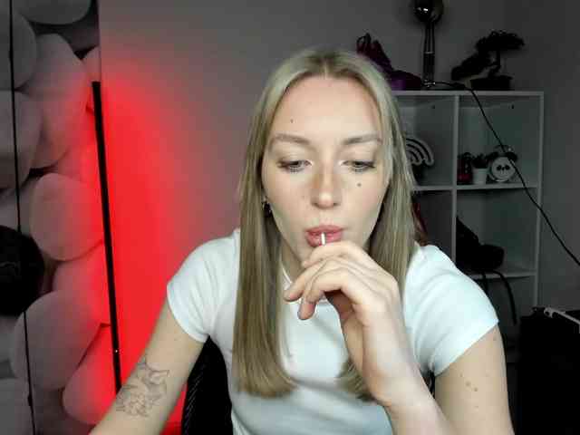 EvelynBlond26 webcam