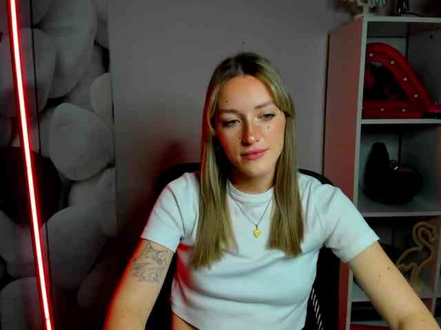 EvelynBlond26 webcam