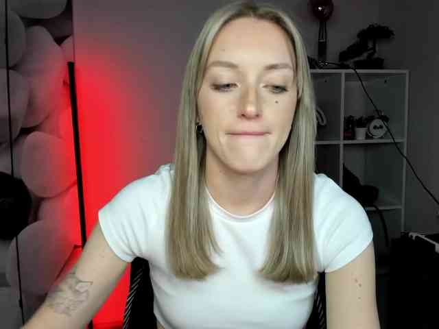 EvelynBlond26 webcam