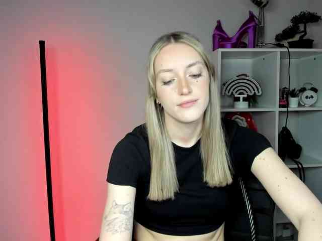 EvelynBlond26 webcam