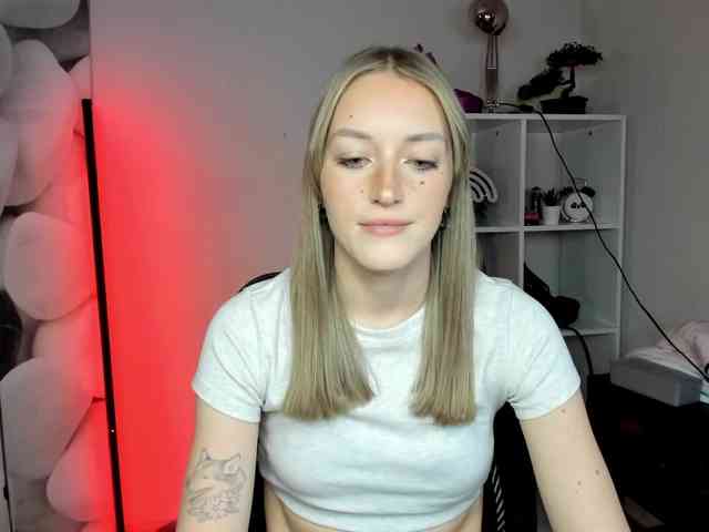 EvelynBlond26 webcam