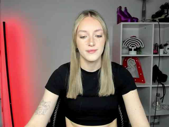 EvelynBlond26 webcam