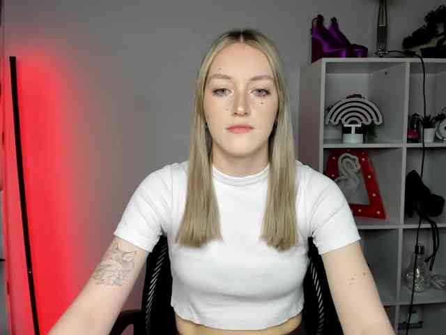 EvelynBlond26 webcam