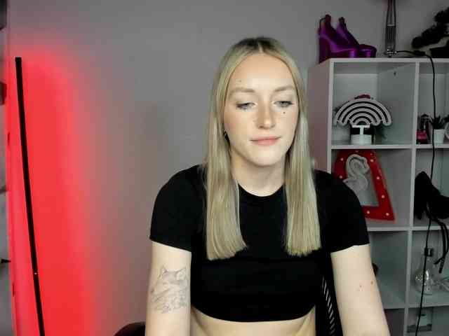 EvelynBlond26 webcam