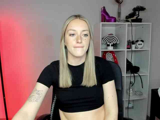 EvelynBlond26 webcam