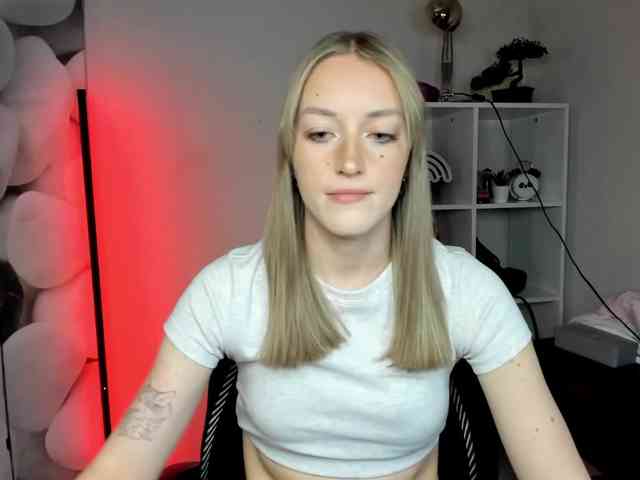 EvelynBlond26 webcam