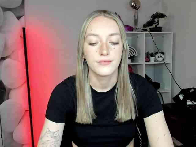 EvelynBlond26 webcam