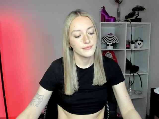 EvelynBlond26 webcam
