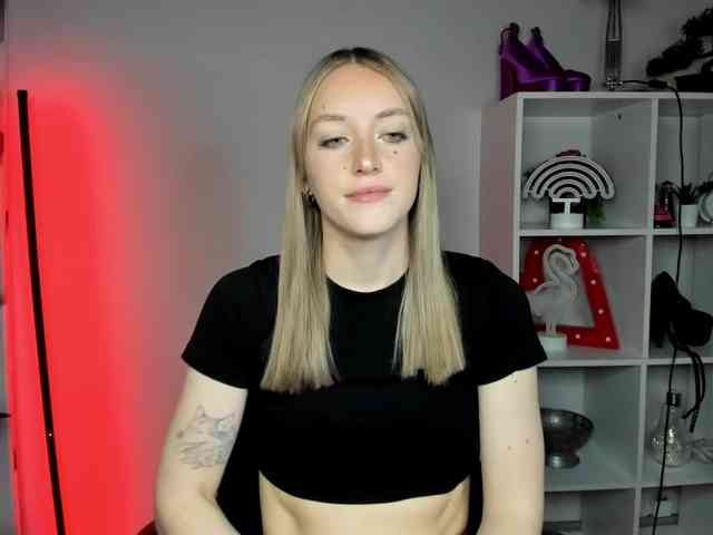 EvelynBlond26 webcam