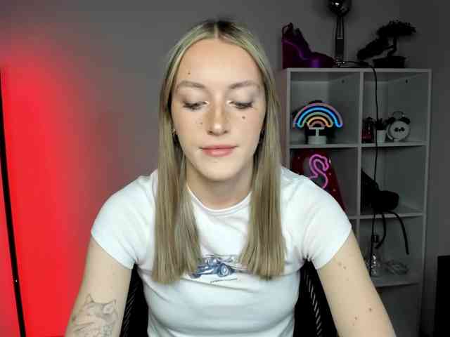 EvelynBlond26 webcam