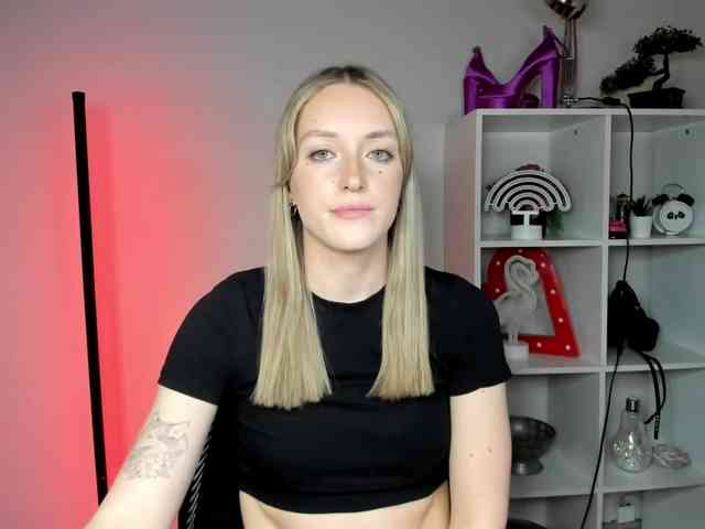 EvelynBlond26 webcam