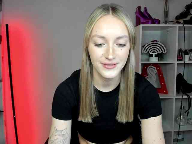 EvelynBlond26 webcam